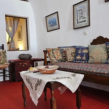 Cactus Cave House On The Caldera