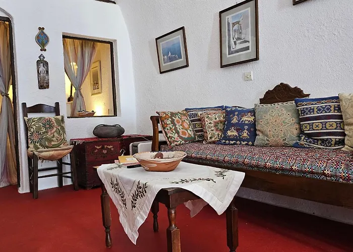 Cactus Cave House On The Caldera